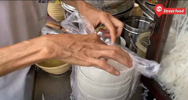 Xe hủ tiếu độc lạ Sài Gòn, bán 30 năm không bao giờ rửa tô tại chỗ, khách "chịu khổ" để được ăn ngon- Ảnh 4.