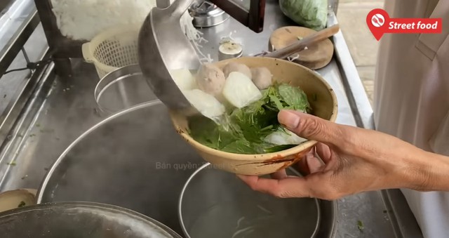 Xe hủ tiếu độc lạ Sài Gòn, bán 30 năm không bao giờ rửa tô tại chỗ, khách "chịu khổ" để được ăn ngon- Ảnh 2. Xe hủ tiếu độc lạ Sài Gòn, bán 30 năm không bao giờ rửa tô tại chỗ, khách "chịu khổ" để được ăn ngon- Ảnh 2.