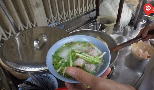 Xe hủ tiếu độc lạ Sài Gòn, bán 30 năm không bao giờ rửa tô tại chỗ, khách "chịu khổ" để được ăn ngon- Ảnh 6. Xe hủ tiếu độc lạ Sài Gòn, bán 30 năm không bao giờ rửa tô tại chỗ, khách "chịu khổ" để được ăn ngon- Ảnh 6.