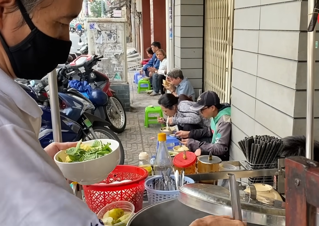 Xe hủ tiếu độc lạ Sài Gòn, bán 30 năm không bao giờ rửa tô tại chỗ, khách "chịu khổ" để được ăn ngon- Ảnh 3. Xe hủ tiếu độc lạ Sài Gòn, bán 30 năm không bao giờ rửa tô tại chỗ, khách "chịu khổ" để được ăn ngon- Ảnh 3.