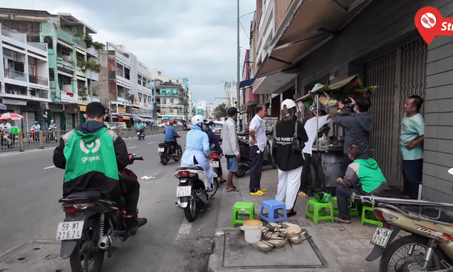 Xe hủ tiếu độc lạ Sài Gòn, bán 30 năm không bao giờ rửa tô tại chỗ, khách "chịu khổ" để được ăn ngon- Ảnh 8. Xe hủ tiếu độc lạ Sài Gòn, bán 30 năm không bao giờ rửa tô tại chỗ, khách "chịu khổ" để được ăn ngon- Ảnh 8.