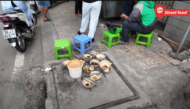 Xe hủ tiếu độc lạ Sài Gòn, bán 30 năm không bao giờ rửa tô tại chỗ, khách "chịu khổ" để được ăn ngon- Ảnh 5.