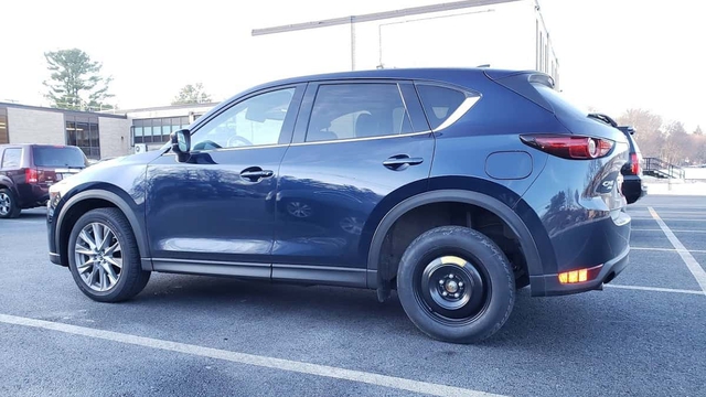 Chủ xe VinFast Fadil 'khóc ròng' vì thủng lốp giữa đường, dân mạng xem cách xử lý lại cười lăn lộn- Ảnh 4.