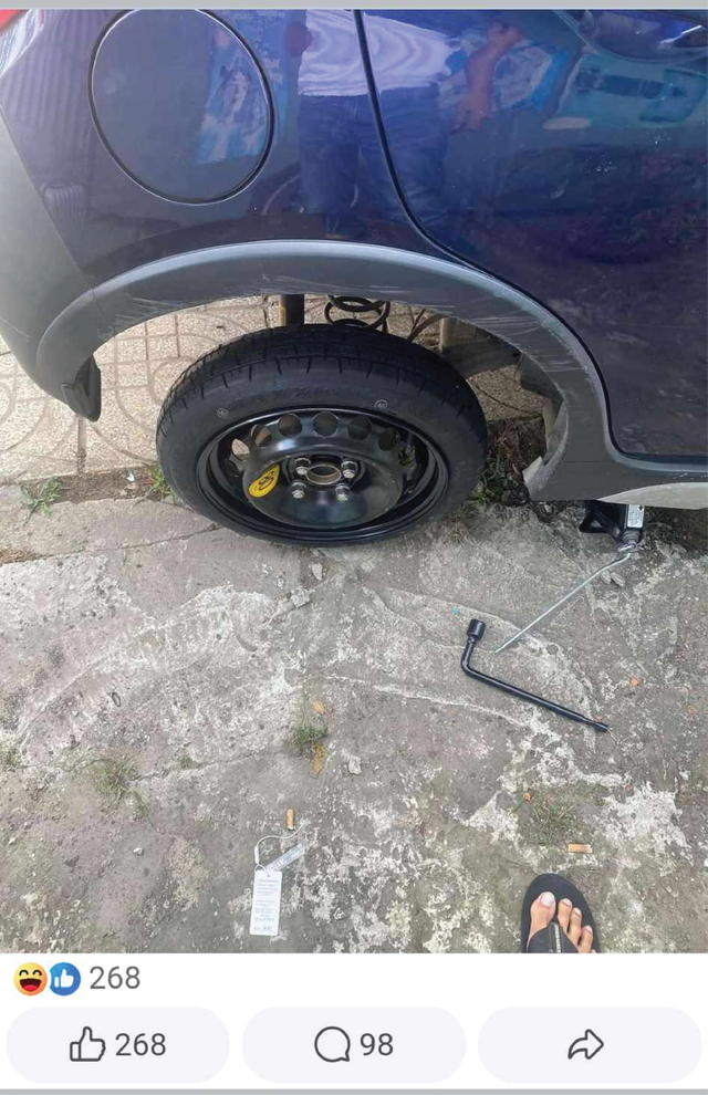 Chủ xe VinFast Fadil 'khóc ròng' vì thủng lốp giữa đường, dân mạng xem cách xử lý lại cười lăn lộn- Ảnh 2. Chủ xe VinFast Fadil 'khóc ròng' vì thủng lốp giữa đường, dân mạng xem cách xử lý lại cười lăn lộn- Ảnh 2.