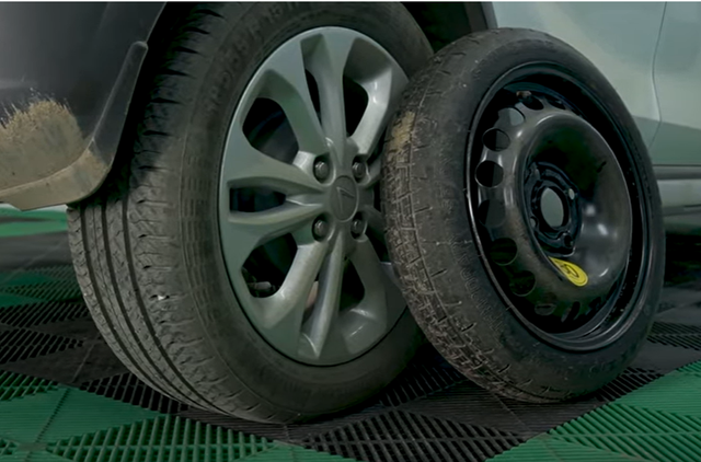 Chủ xe VinFast Fadil 'khóc ròng' vì thủng lốp giữa đường, dân mạng xem cách xử lý lại cười lăn lộn- Ảnh 3. Chủ xe VinFast Fadil 'khóc ròng' vì thủng lốp giữa đường, dân mạng xem cách xử lý lại cười lăn lộn- Ảnh 3.