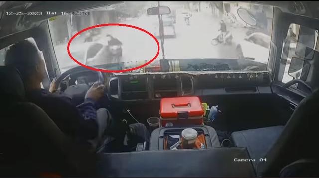 Thanh niên chạy xe máy bị ô tô tải cán tử vong, clip 40 giây minh oan giúp tài xế- Ảnh 1. Thanh niên chạy xe máy bị ô tô tải cán tử vong, clip 40 giây minh oan giúp tài xế- Ảnh 1.