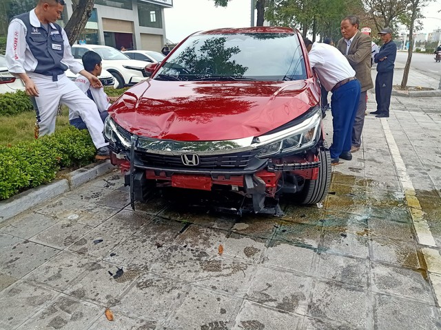 Nữ tài xế điều khiển xe mới từ showroom lao thẳng ra ngoài, đâm vào ô tô khác- Ảnh 1. Nữ tài xế điều khiển xe mới từ showroom lao thẳng ra ngoài, đâm vào ô tô khác- Ảnh 1.