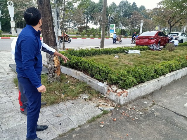 Nữ tài xế điều khiển xe mới từ showroom lao thẳng ra ngoài, đâm vào ô tô khác- Ảnh 2.