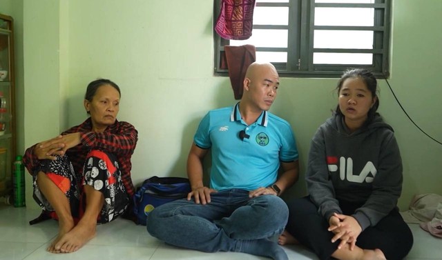 Cô gái bán vé số đuổi theo khách trả tiền đưa nhầm: Bố bỏ rơi, bị tàn tật, lạc quan vượt gian khó- Ảnh 5. Cô gái bán vé số đuổi theo khách trả tiền đưa nhầm: Bố bỏ rơi, bị tàn tật, lạc quan vượt gian khó- Ảnh 5.