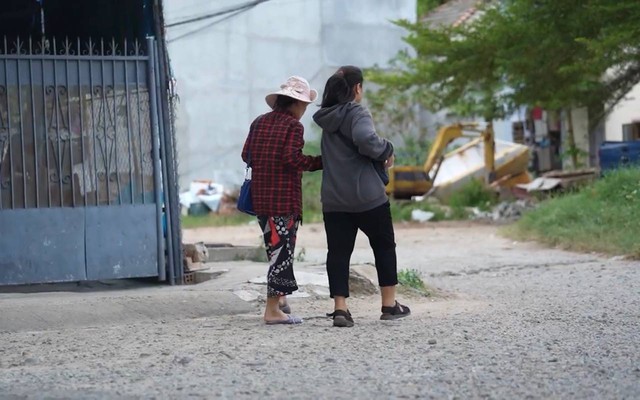 Cô gái bán vé số đuổi theo khách trả tiền đưa nhầm: Bố bỏ rơi, bị tàn tật, lạc quan vượt gian khó- Ảnh 4. Cô gái bán vé số đuổi theo khách trả tiền đưa nhầm: Bố bỏ rơi, bị tàn tật, lạc quan vượt gian khó- Ảnh 4.