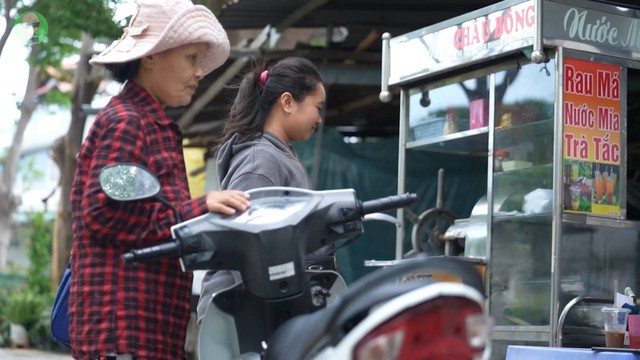 Cô gái bán vé số đuổi theo khách trả tiền đưa nhầm: Bố bỏ rơi, bị tàn tật, lạc quan vượt gian khó- Ảnh 3. Cô gái bán vé số đuổi theo khách trả tiền đưa nhầm: Bố bỏ rơi, bị tàn tật, lạc quan vượt gian khó- Ảnh 3.