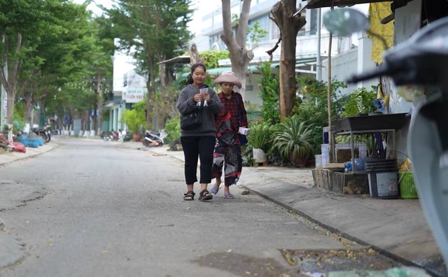 Cô gái bán vé số đuổi theo khách trả tiền đưa nhầm: Bố bỏ rơi, bị tàn tật, lạc quan vượt gian khó- Ảnh 2.