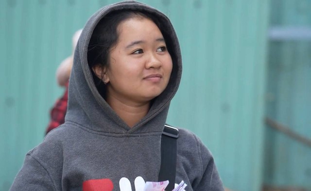 Cô gái bán vé số đuổi theo khách trả tiền đưa nhầm: Bố bỏ rơi, bị tàn tật, lạc quan vượt gian khó- Ảnh 1. Cô gái bán vé số đuổi theo khách trả tiền đưa nhầm: Bố bỏ rơi, bị tàn tật, lạc quan vượt gian khó- Ảnh 1.