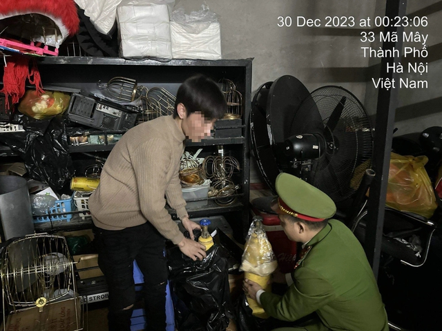 Công an bất ngờ "đột kích" hàng loạt quán bar phố cổ Hà Nội - Ảnh 2. Công an bất ngờ "đột kích" hàng loạt quán bar phố cổ Hà Nội - Ảnh 2.