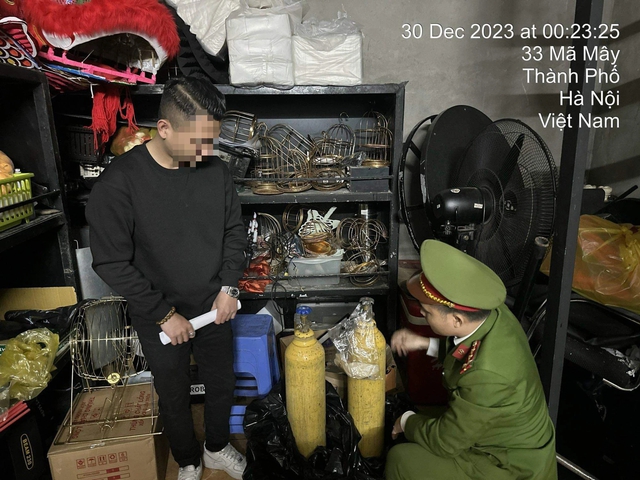 Công an bất ngờ "đột kích" hàng loạt quán bar phố cổ Hà Nội - Ảnh 1. Công an bất ngờ "đột kích" hàng loạt quán bar phố cổ Hà Nội - Ảnh 1.