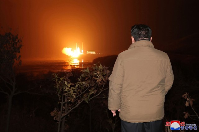 Ông Kim Jong Un ra lệnh nóng ngày đầu năm 2024: Triều Tiên bỏ mục tiêu thống nhất, bước ngoặt xuất hiện?- Ảnh 2. Ông Kim Jong Un ra lệnh nóng ngày đầu năm 2024: Triều Tiên bỏ mục tiêu thống nhất, bước ngoặt xuất hiện?- Ảnh 2.