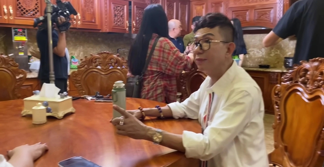 Long Nhật hé lộ dinh thự như lâu đài tại Sài Gòn, dùng toàn đồ gỗ trạm trổ tinh xảo- Ảnh 5. Long Nhật hé lộ dinh thự như lâu đài tại Sài Gòn, dùng toàn đồ gỗ trạm trổ tinh xảo- Ảnh 5.