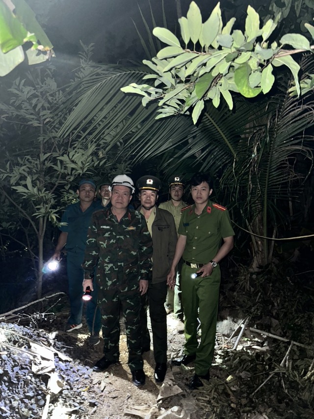 Đang cháy dữ dội trên núi Cô Tiên, đưa 25 người cắm trại qua đêm xuống núi- Ảnh 2. Đang cháy dữ dội trên núi Cô Tiên, đưa 25 người cắm trại qua đêm xuống núi- Ảnh 2.