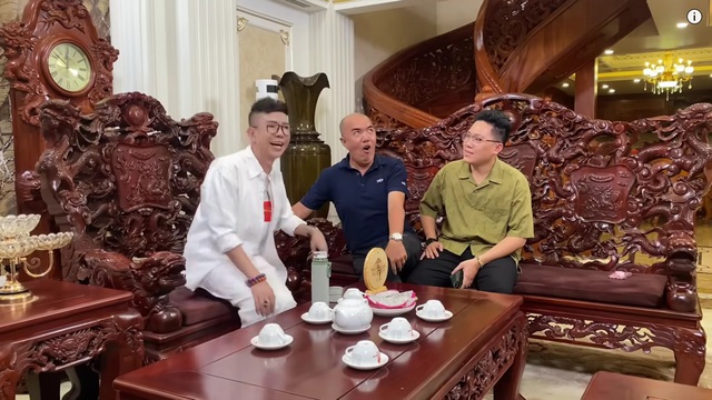Long Nhật hé lộ dinh thự như lâu đài tại Sài Gòn, dùng toàn đồ gỗ trạm trổ tinh xảo- Ảnh 3.