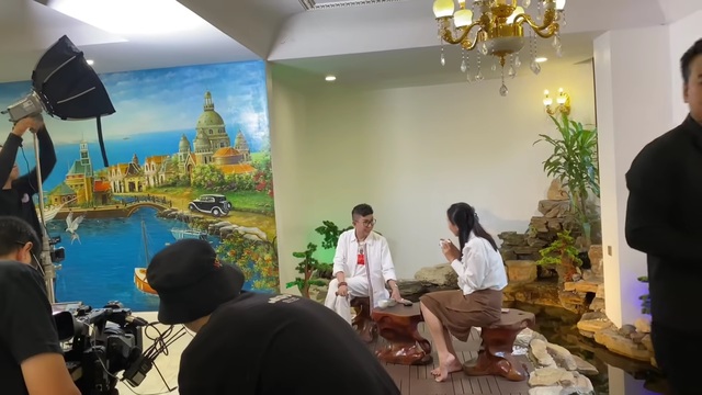 Long Nhật hé lộ dinh thự như lâu đài tại Sài Gòn, dùng toàn đồ gỗ trạm trổ tinh xảo- Ảnh 4. Long Nhật hé lộ dinh thự như lâu đài tại Sài Gòn, dùng toàn đồ gỗ trạm trổ tinh xảo- Ảnh 4.