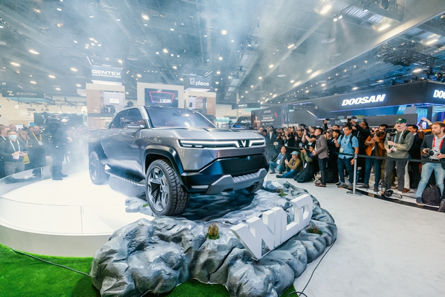 Bán tải VinFast bất ngờ lăn bánh tại triển lãm: Có thực sự là 'xe mô hình'?- Ảnh 1. Bán tải VinFast bất ngờ lăn bánh tại triển lãm: Có thực sự là 'xe mô hình'?- Ảnh 1.