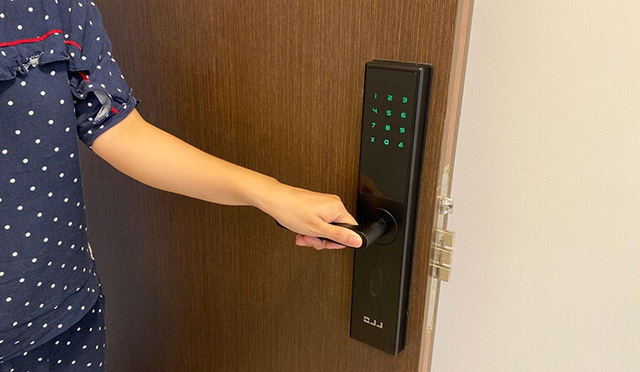 Nữ đạo tặc 'nhơn nhơn' vào thẳng nhà dân để trộm cắp ở Mỹ Đình: Video từ camera gây 'sốc' về độ liều lĩnh- Ảnh 2. Nữ đạo tặc 'nhơn nhơn' vào thẳng nhà dân để trộm cắp ở Mỹ Đình: Video từ camera gây 'sốc' về độ liều lĩnh- Ảnh 2.