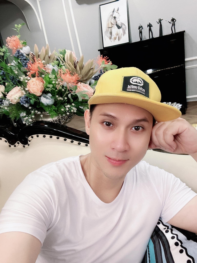 Nam ca sĩ Việt U50 đẹp trai, giàu có nhưng không vợ con, ở penthouse xa hoa 8 phòng ngủ, 10 toilet- Ảnh 8. Nam ca sĩ Việt U50 đẹp trai, giàu có nhưng không vợ con, ở penthouse xa hoa 8 phòng ngủ, 10 toilet- Ảnh 8.