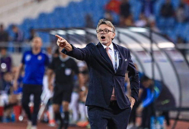 HLV Troussier: "Có thể tôi sẽ chết trên đường pitch"- Ảnh 1.