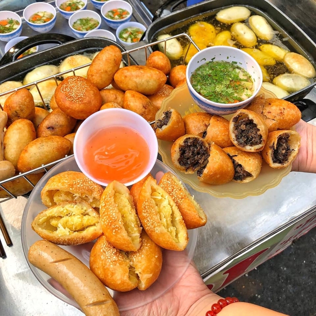 Khách Tây tâm đắc món giá rẻ bán ở vỉa hè Hà Nội, bay từ Nam ra Bắc chỉ để ăn vào mùa đông- Ảnh 11. Khách Tây tâm đắc món giá rẻ bán ở vỉa hè Hà Nội, bay từ Nam ra Bắc chỉ để ăn vào mùa đông- Ảnh 11.