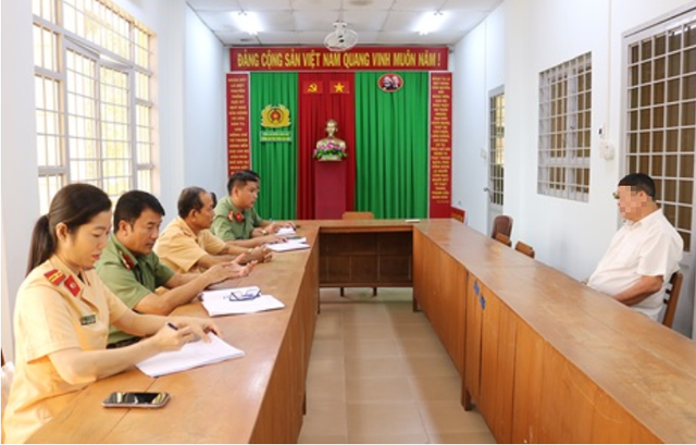 Công an tỉnh lên tiếng vụ "cán bộ tòa án" năn nỉ xin tha, 15 lần không chịu đo nồng độ cồn- Ảnh 1. Công an tỉnh lên tiếng vụ "cán bộ tòa án" năn nỉ xin tha, 15 lần không chịu đo nồng độ cồn- Ảnh 1.