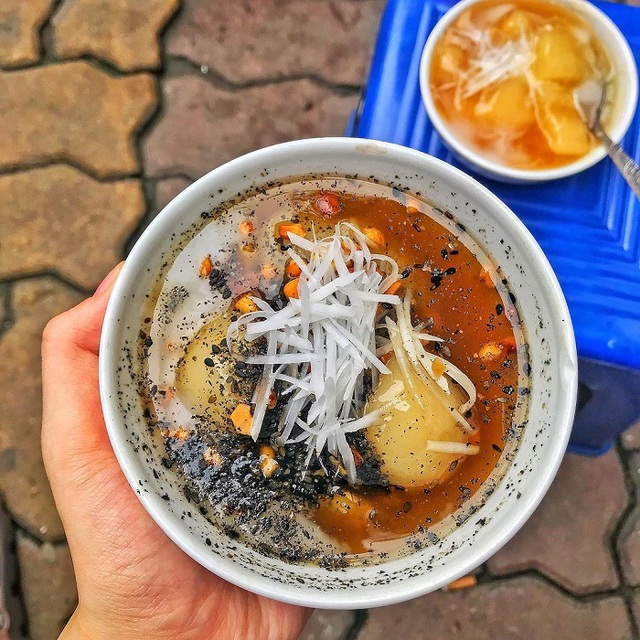 Khách Tây tâm đắc món giá rẻ bán ở vỉa hè Hà Nội, bay từ Nam ra Bắc chỉ để ăn vào mùa đông- Ảnh 10. Khách Tây tâm đắc món giá rẻ bán ở vỉa hè Hà Nội, bay từ Nam ra Bắc chỉ để ăn vào mùa đông- Ảnh 10.
