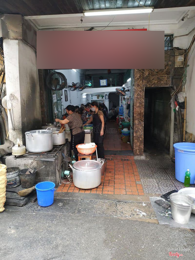 Quán phở Hà Nội trích xuất camera sau vụ bị tố đuổi khách ngồi xe lăn- Ảnh 1. Quán phở Hà Nội trích xuất camera sau vụ bị tố đuổi khách ngồi xe lăn- Ảnh 1.