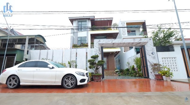Biệt thự báo hiếu của người con Nghệ An, đi làm xa gửi hết tiền về quê xây lại nhà bố mẹ- Ảnh 1. Biệt thự báo hiếu của người con Nghệ An, đi làm xa gửi hết tiền về quê xây lại nhà bố mẹ- Ảnh 1.