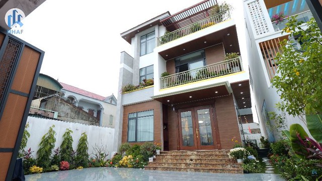 Biệt thự báo hiếu của người con Nghệ An, đi làm xa gửi hết tiền về quê xây lại nhà bố mẹ- Ảnh 2. Biệt thự báo hiếu của người con Nghệ An, đi làm xa gửi hết tiền về quê xây lại nhà bố mẹ- Ảnh 2.