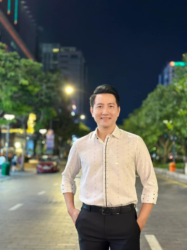 Nam ca sĩ Việt nổi tiếng: Tuổi 46 giàu có, đẹp trai, không vợ con dù đi đâu cũng có người tỏ tình- Ảnh 1. Nam ca sĩ Việt nổi tiếng: Tuổi 46 giàu có, đẹp trai, không vợ con dù đi đâu cũng có người tỏ tình- Ảnh 1.