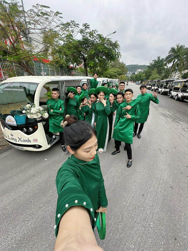Mâm cỗ cưới 28 triệu của đại gia Quảng Ninh, rạp rộng 1000 mét vuông, cô dâu đeo vàng trĩu cổ- Ảnh 9. Mâm cỗ cưới 28 triệu của đại gia Quảng Ninh, rạp rộng 1000 mét vuông, cô dâu đeo vàng trĩu cổ- Ảnh 9.