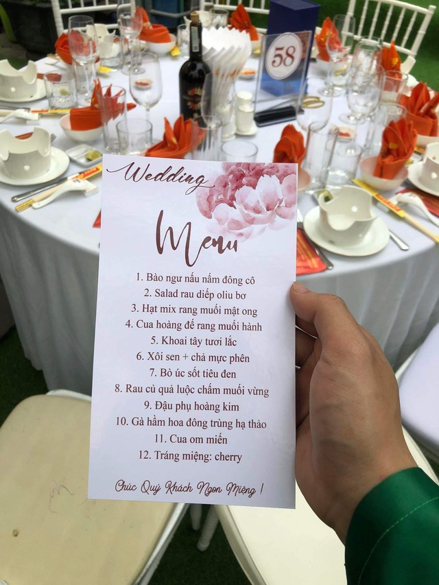 Mâm cỗ cưới 28 triệu của đại gia Quảng Ninh, rạp rộng 1000 mét vuông, cô dâu đeo vàng trĩu cổ- Ảnh 3. Mâm cỗ cưới 28 triệu của đại gia Quảng Ninh, rạp rộng 1000 mét vuông, cô dâu đeo vàng trĩu cổ- Ảnh 3.