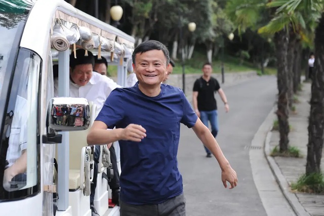 Bất ngờ với hình ảnh hiện tại của Jack Ma: Tỷ phú lẫy lừng một thời vì sao nay chỉ còn là "anh nông dân"?- Ảnh 3. Bất ngờ với hình ảnh hiện tại của Jack Ma: Tỷ phú lẫy lừng một thời vì sao nay chỉ còn là "anh nông dân"?- Ảnh 3.