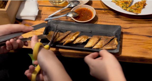 Đầu bếp Mỹ dẫn cả gia đình tới Việt Nam thử món bánh rẻ bèo được bán cả ngày lẫn đêm, đánh giá “hương vị vượt ngoài lãnh thổ Đầu bếp Mỹ dẫn cả gia đình tới Việt Nam thử món bánh rẻ bèo được bán cả ngày lẫn đêm, đánh giá “hương vị vượt ngoài lãnh thổ