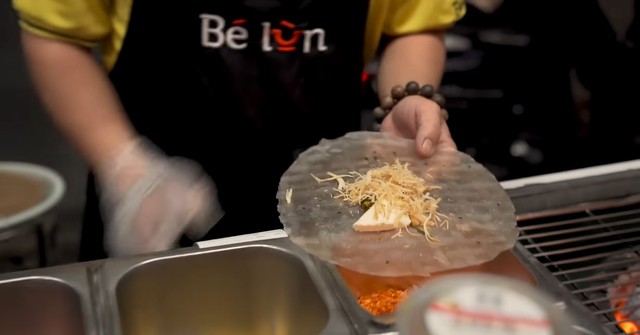Đầu bếp Mỹ dẫn cả gia đình tới Việt Nam thử món bánh rẻ bèo được bán cả ngày lẫn đêm, đánh giá “hương vị vượt ngoài lãnh thổ Đầu bếp Mỹ dẫn cả gia đình tới Việt Nam thử món bánh rẻ bèo được bán cả ngày lẫn đêm, đánh giá “hương vị vượt ngoài lãnh thổ