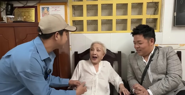Quang Lê nhét tiền vào tay nghệ sĩ Hồng Nga: "Con phải gọi má là sư phụ"- Ảnh 3. Quang Lê nhét tiền vào tay nghệ sĩ Hồng Nga: "Con phải gọi má là sư phụ"- Ảnh 3.