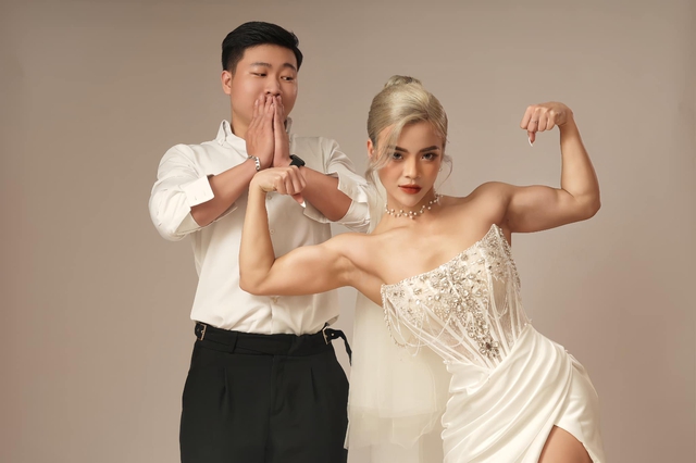 Cô dâu Hà Nội khoe cơ bắp cuồn cuộn, bế chú rể trong ảnh cưới, bố mẹ hai bên đưa ra nhận xét- Ảnh 1. Cô dâu Hà Nội khoe cơ bắp cuồn cuộn, bế chú rể trong ảnh cưới, bố mẹ hai bên đưa ra nhận xét- Ảnh 1.