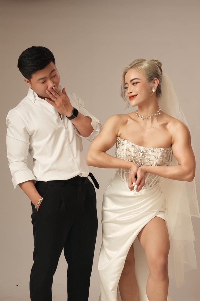 Cô dâu Hà Nội khoe cơ bắp cuồn cuộn, bế chú rể trong ảnh cưới, bố mẹ hai bên đưa ra nhận xét- Ảnh 3. Cô dâu Hà Nội khoe cơ bắp cuồn cuộn, bế chú rể trong ảnh cưới, bố mẹ hai bên đưa ra nhận xét- Ảnh 3.