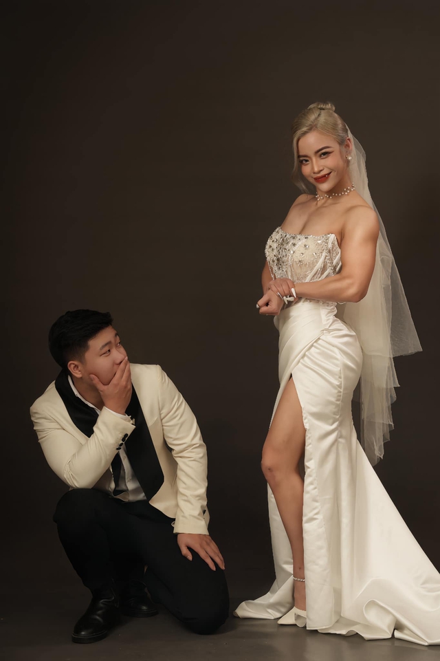 Cô dâu Hà Nội khoe cơ bắp cuồn cuộn, bế chú rể trong ảnh cưới, bố mẹ hai bên đưa ra nhận xét- Ảnh 6. Cô dâu Hà Nội khoe cơ bắp cuồn cuộn, bế chú rể trong ảnh cưới, bố mẹ hai bên đưa ra nhận xét- Ảnh 6.