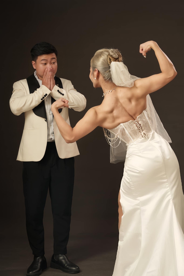 Cô dâu Hà Nội khoe cơ bắp cuồn cuộn, bế chú rể trong ảnh cưới, bố mẹ hai bên đưa ra nhận xét- Ảnh 5. Cô dâu Hà Nội khoe cơ bắp cuồn cuộn, bế chú rể trong ảnh cưới, bố mẹ hai bên đưa ra nhận xét- Ảnh 5.