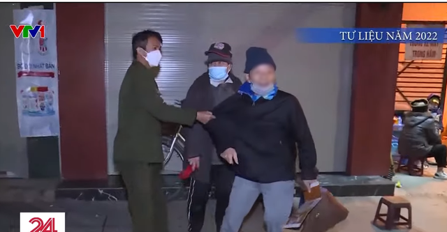 Cụ ông "vô gia cư" bị vạch trần thân phận thật sự, dân tình "đào" lại hình ảnh ngỡ ngàng cách đây 1 năm- Ảnh 2. Cụ ông "vô gia cư" bị vạch trần thân phận thật sự, dân tình "đào" lại hình ảnh ngỡ ngàng cách đây 1 năm- Ảnh 2.