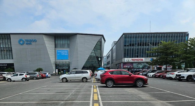 Thay đổi bất ngờ của "đại gia" phân phối ô tô lớn nhất Việt Nam sau khi về một nhà với "trùm" BOT- Ảnh 1. Thay đổi bất ngờ của "đại gia" phân phối ô tô lớn nhất Việt Nam sau khi về một nhà với "trùm" BOT- Ảnh 1.