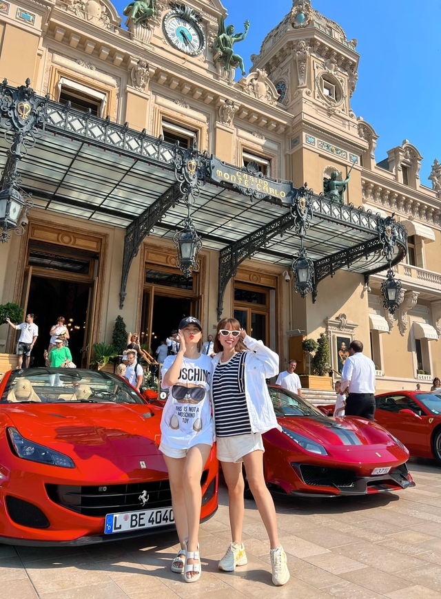 Bù đắp tuổi trẻ "đói kém", đôi bạn thân đưa nhau đi 19 nước châu Âu, du lịch sang chảnh kỷ niệm 18 năm tình bạn- Ảnh 11. Bù đắp tuổi trẻ "đói kém", đôi bạn thân đưa nhau đi 19 nước châu Âu, du lịch sang chảnh kỷ niệm 18 năm tình bạn- Ảnh 11.
