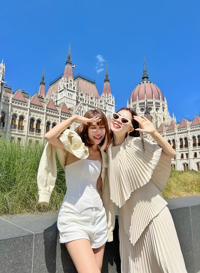 Bù đắp tuổi trẻ "đói kém", đôi bạn thân đưa nhau đi 19 nước châu Âu, du lịch sang chảnh kỷ niệm 18 năm tình bạn- Ảnh 6. Bù đắp tuổi trẻ "đói kém", đôi bạn thân đưa nhau đi 19 nước châu Âu, du lịch sang chảnh kỷ niệm 18 năm tình bạn- Ảnh 6.