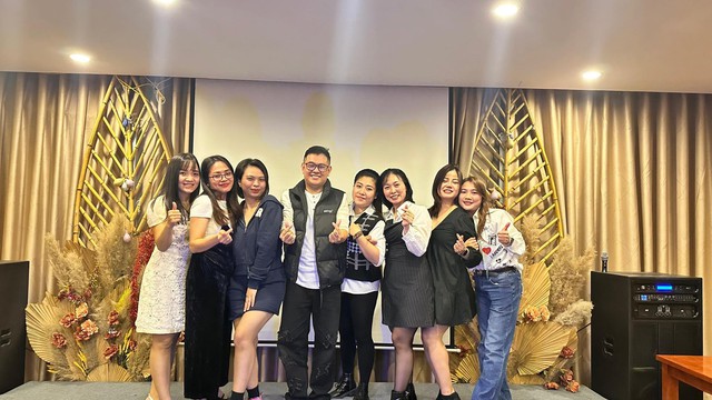 Bức ảnh họp lớp vô giá: Mất liên lạc suốt 22 năm, tìm thấy nhau chỉ trong vòng 1 tuần- Ảnh 6. Bức ảnh họp lớp vô giá: Mất liên lạc suốt 22 năm, tìm thấy nhau chỉ trong vòng 1 tuần- Ảnh 6.